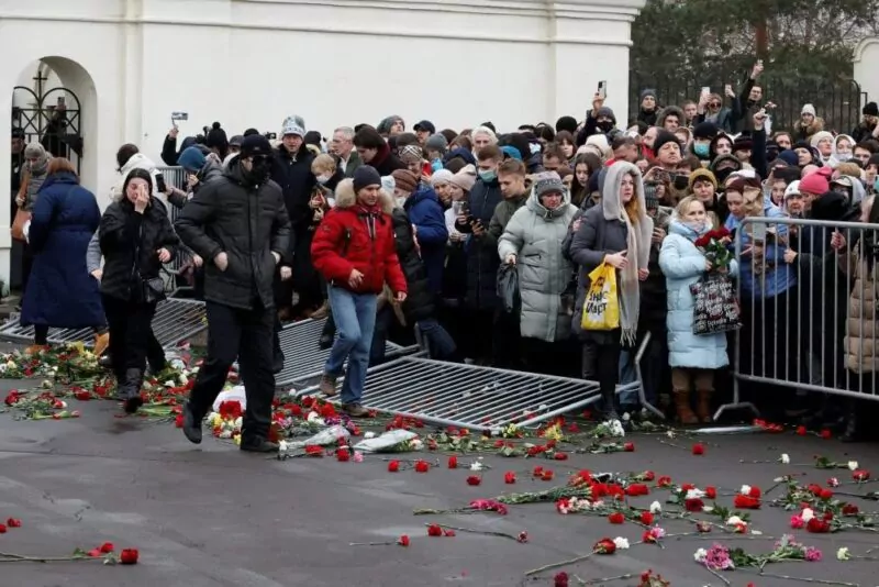 Huge numbers attend Navalny’s funeral and chant defiantly against Putin