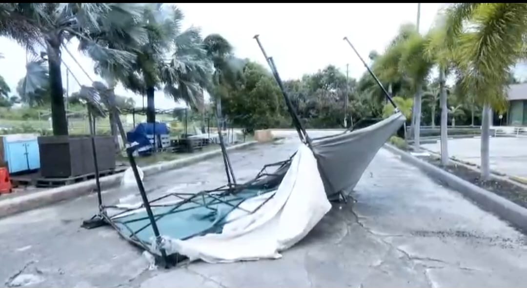 VIDEO: ERNESTO’S WINDS DAMAGE VENDORS’ TENTS