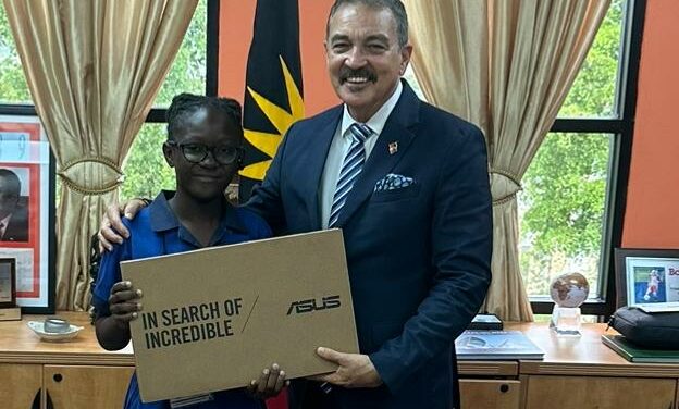 Parliamentary Representative Fernandez Awards Laptops to 19 Students for Continued Education