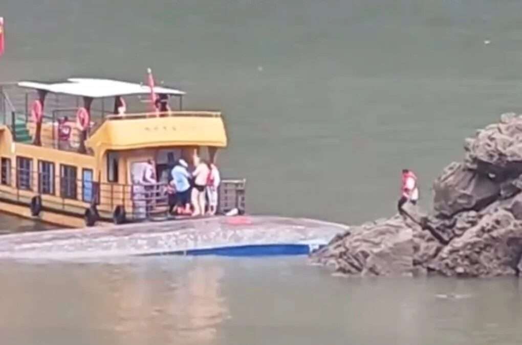 At least 10 people dead after tourist boats capsize in China