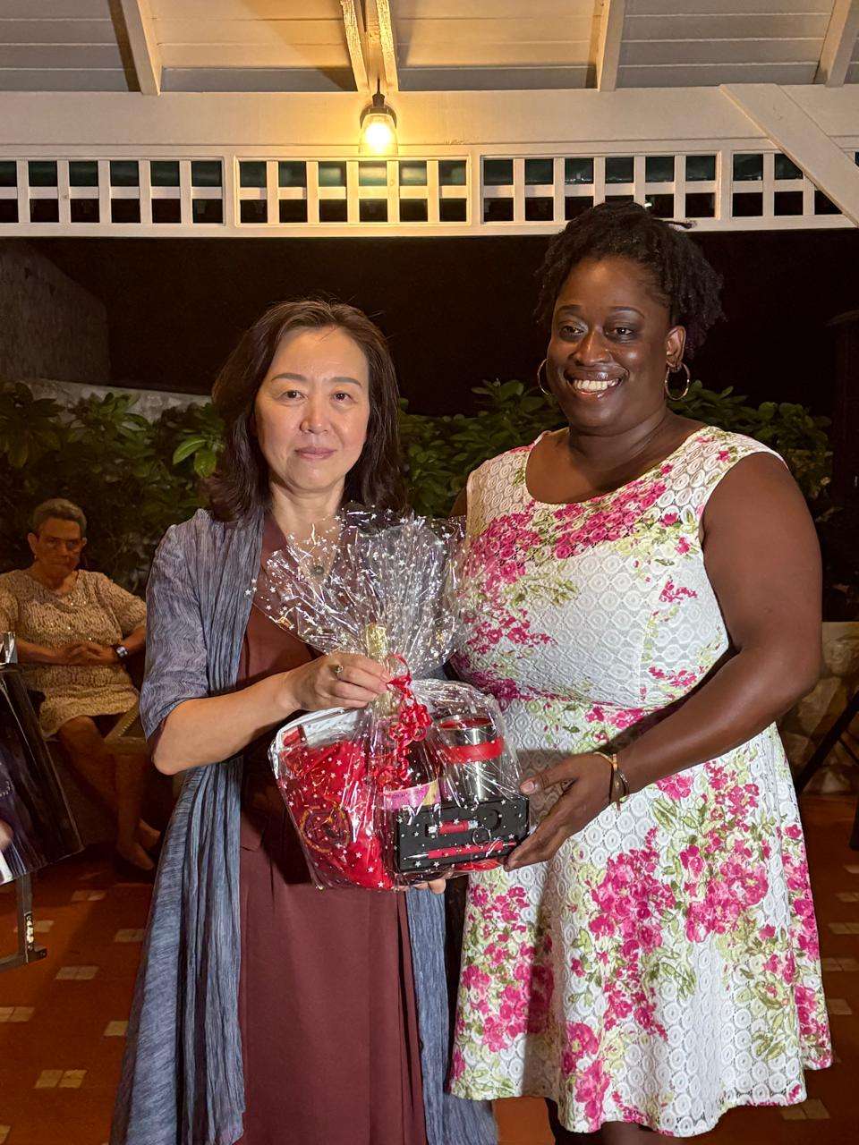 Cultural Tributes and Gifts Mark Farewell for Chinese Ambassador Zhang Yanling 