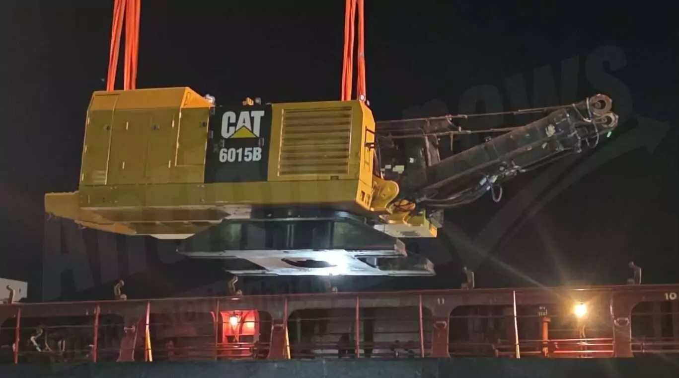 New dredging excavator from Holland arrives on the island