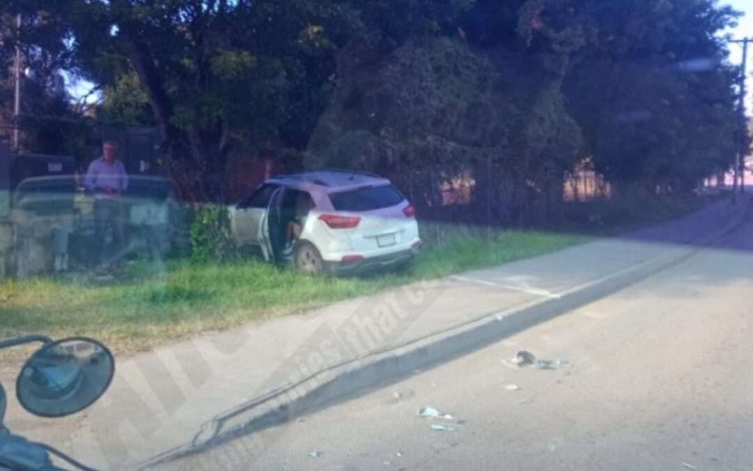 Vehicle Crashes into Fence, All Passengers Safe