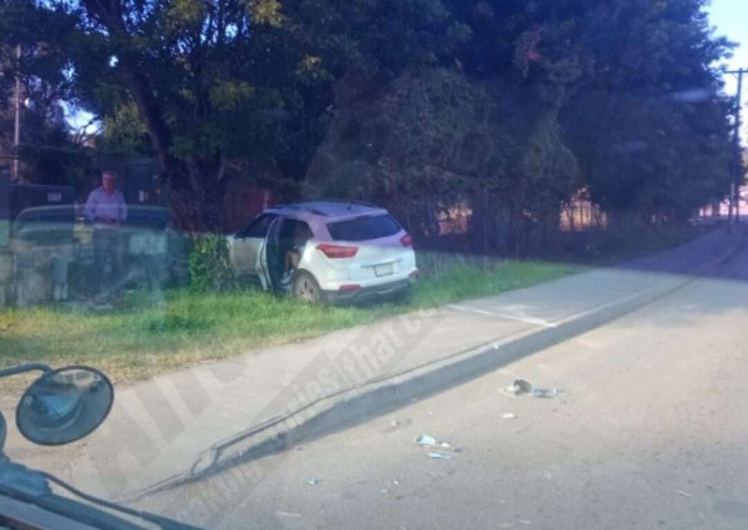 Vehicle Crashes into Fence, All Passengers Safe