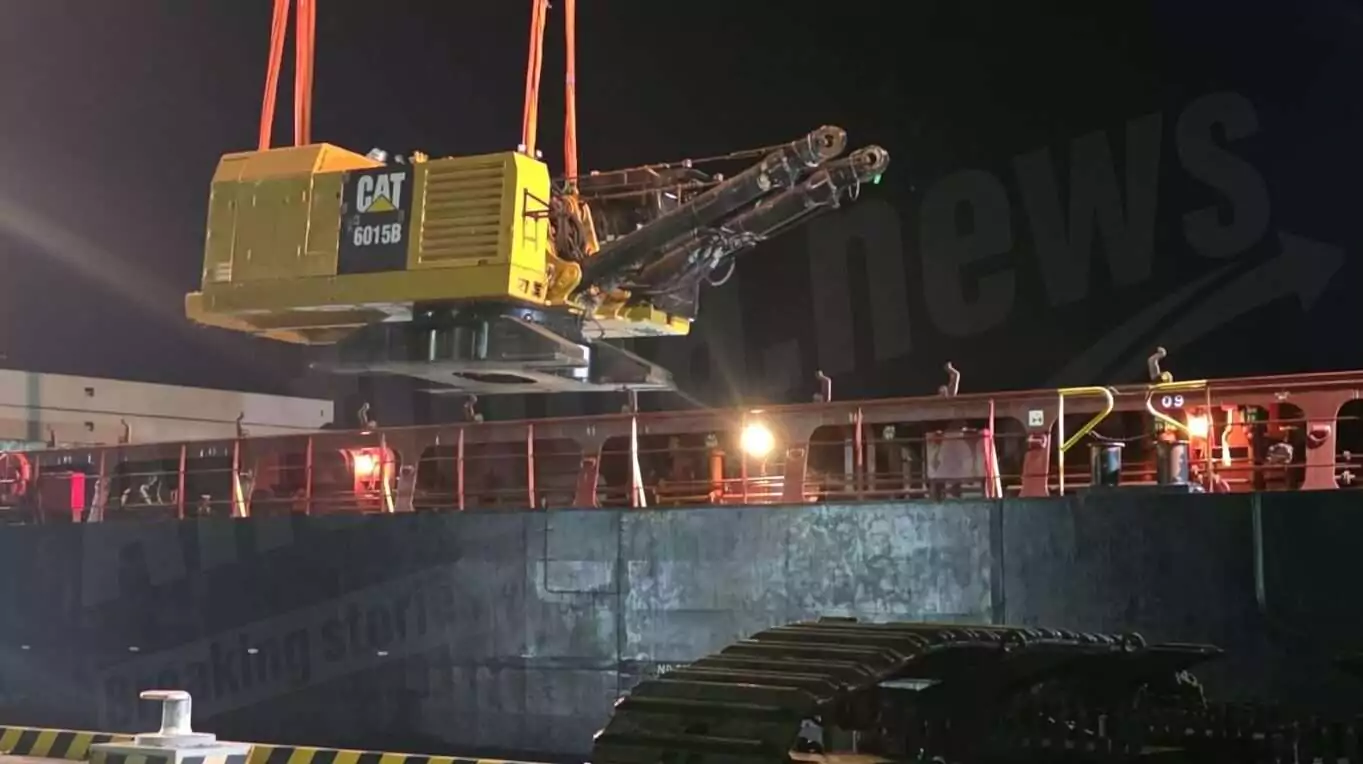 New dredging excavator from Holland arrives on the island