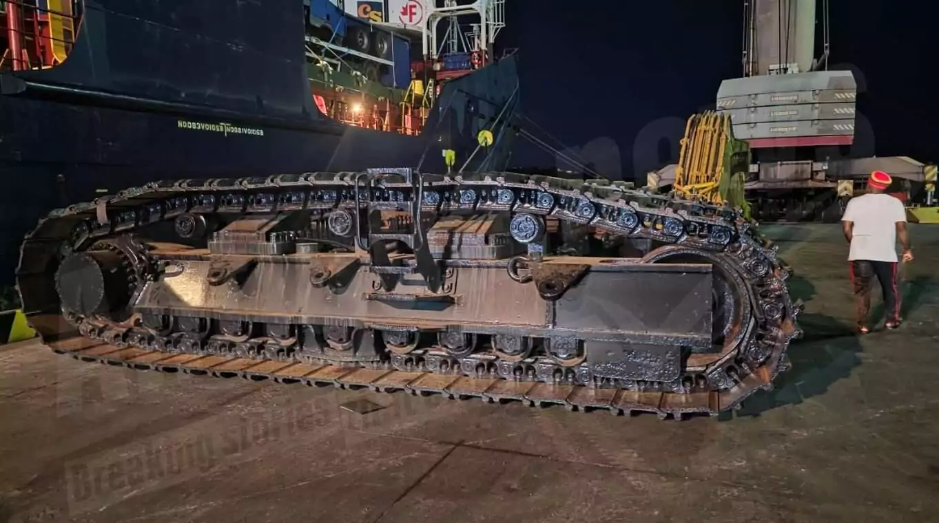 New dredging excavator from Holland arrives on the island