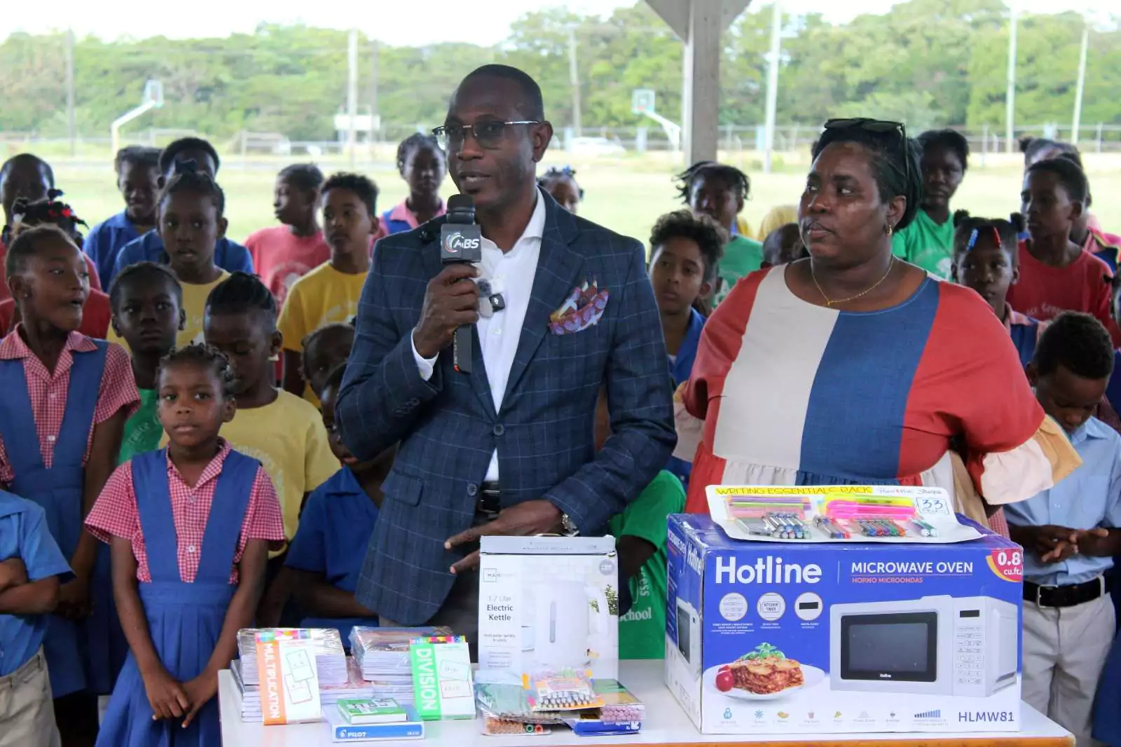 Senator Jonathan Joseph delivers equipment to Bendals Primary School