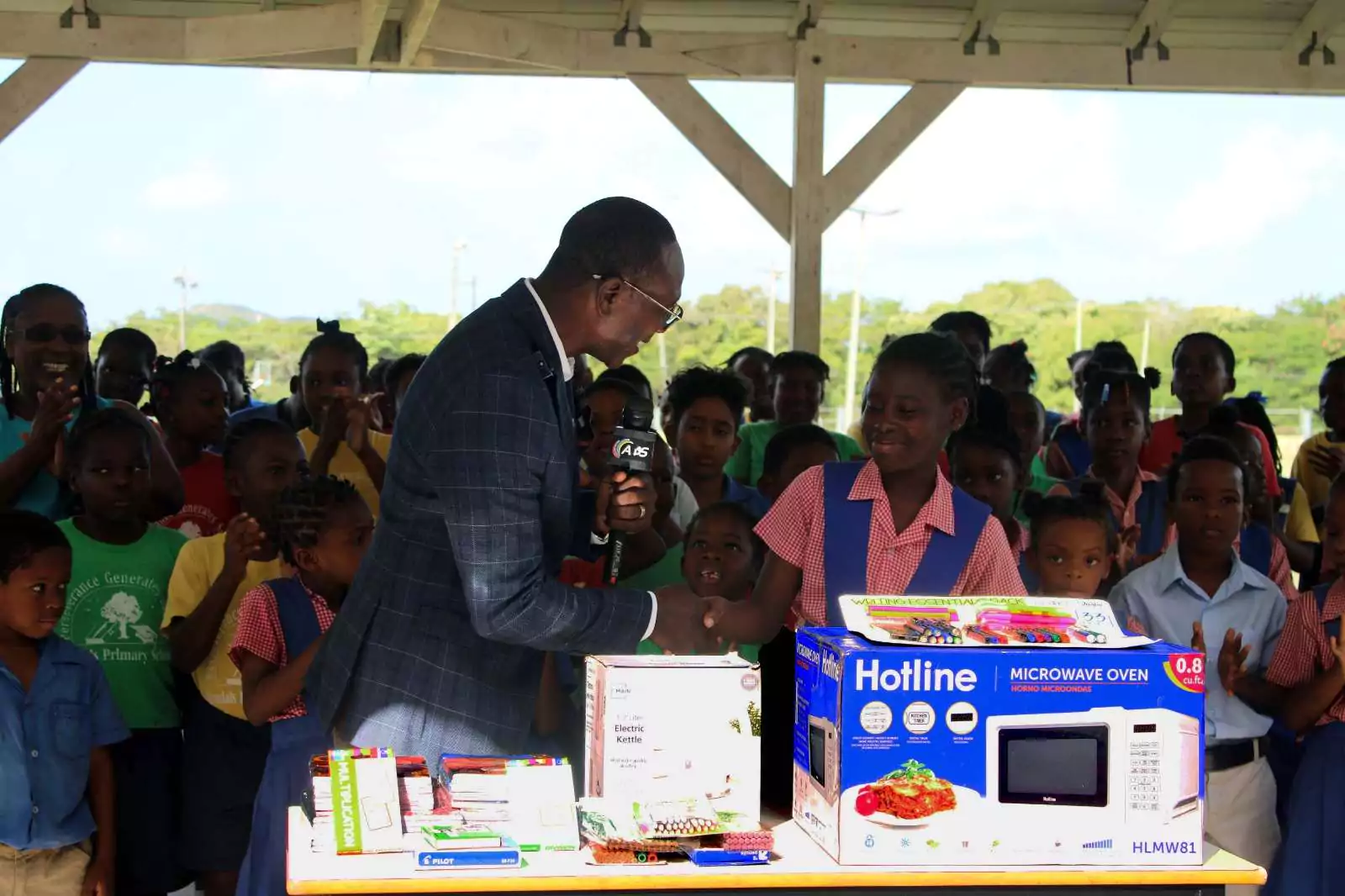 Senator Jonathan Joseph delivers equipment to Bendals Primary School