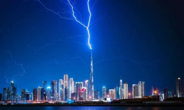 Spectacular lightening strike on world’s tallest building captured on video